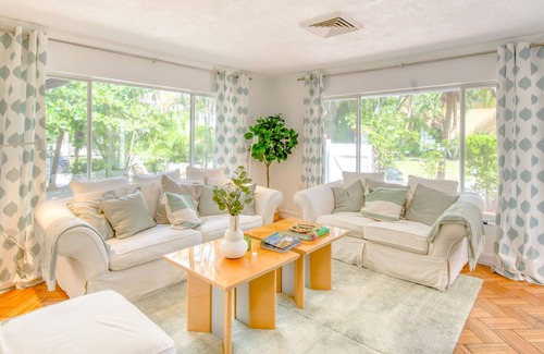 Lauderdale Beach House | Beachside home w/ great location steps away from the sand