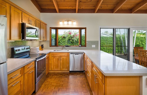 Kailua House | Beachside Kailua AC 3min to beach - DATES AVAIL! Min Stay 7 Nights-CONTACT HOST