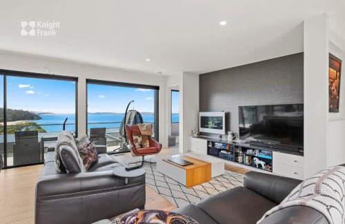 Kingston Beach Villa | Beachside Luxury Villa - Expansive Panoramic Vistas