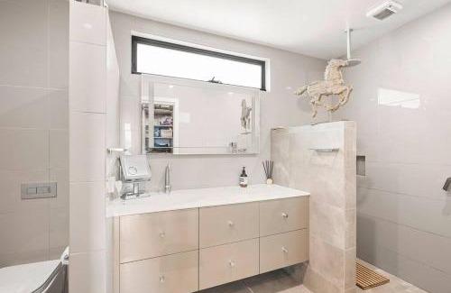 Kingston Beach Villa | Beachside Luxury Villa - Expansive Panoramic Vistas