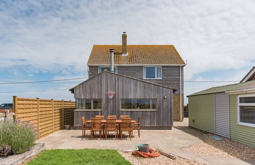 Lydd House | Beachside, nr Dungeness - family seaside home sleeps 8 with sea views