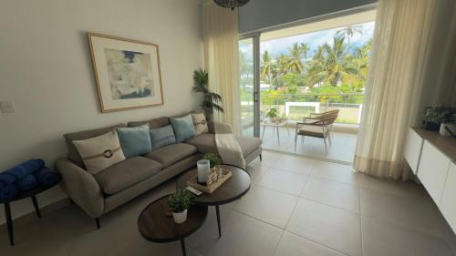 La Iglesia Apartment | Beachside Pool Apartment With Parking & Washer