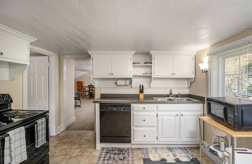 Buckroe Beach House | Beachside Retreat for 4 – Walk to Buckroe Beach!