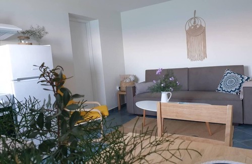 Mirties Apartment | Beachside Retreat - Sleeps 4, Terrace & Views