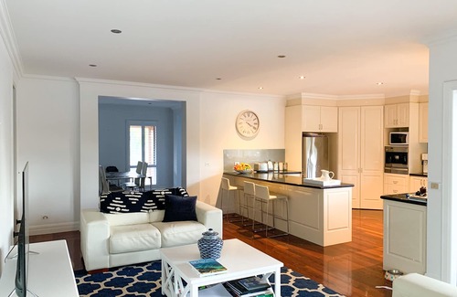Mount Eliza House | Beachside retreat with pool and tennis court