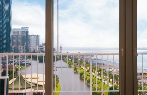 New Boulevard House | Beachside Seaview Apartment with Scenic View