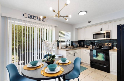Indian Harbour Beach Apartment | Beachside~ Walk to the beach, Pool, BBQ, Gym,Patio