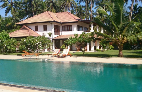 Wadduwa Villa | Beachside Villa. Private Chef. Swimming Pool and Tennis court. 3 bedrooms. AC