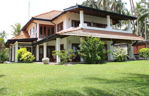 Wadduwa Villa | Beachside Villa. Private Chef. Swimming Pool and Tennis court. 3 bedrooms. AC