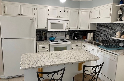 Holden Beach Condo | Beachski's Bliss- Ocean views and private Beach access!