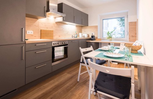 Lechhausen-Ost Apartment | BeachStyle: Kitchen - Kingbed - Parking - NETFLIX & Terrace