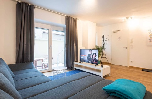 Lechhausen-Ost Apartment | BeachStyle: Kitchen - Kingbed - Parking - NETFLIX & Terrace