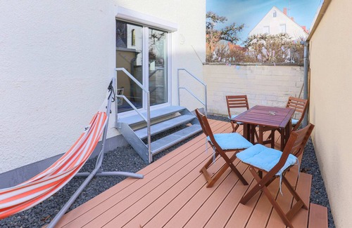 Lechhausen-Ost Apartment | BeachStyle: Kitchen - Kingbed - Parking - NETFLIX & Terrace