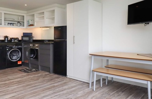 Crantock Apartment | BEACHVIEW APARTMENT 1, pet friendly, with a garden in Crantock