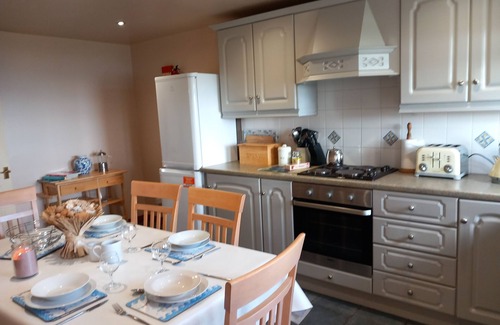 Glenariff Cottage | Beachview Cottage B red door 3 bedrooms