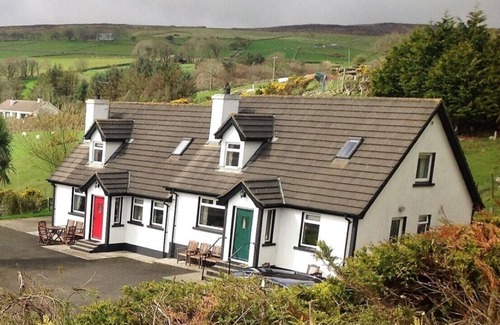 Glenariff Cottage | Beachview Cottage B red door 3 bedrooms