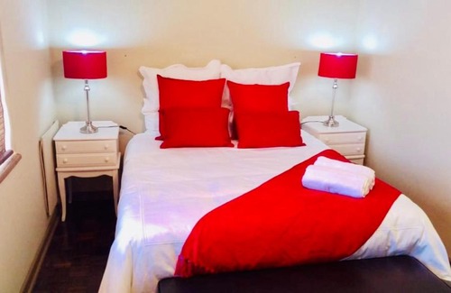 Humewood Apartment | Beachview Penthouse 1 Queen Bed