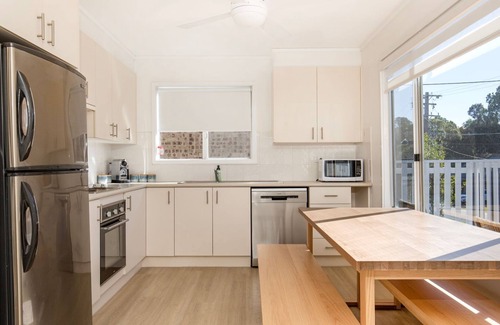Berrara House | Beachway - Pet Friendly - 2 Mins Walk to Beach