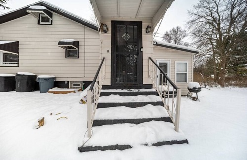 Woodmere House | Beachwood Area 2 Bedroom w King Beds