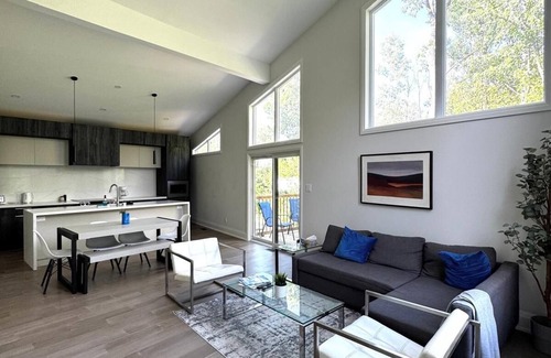 Wasaga Beach House | Beachwood Heights- close to the Beach and Blue Mountain