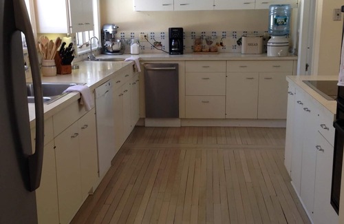 Top of the Hill Cottage | Beachy and quiet 5 bedroom in the heart of Newport