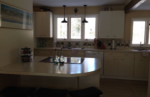 Top of the Hill Cottage | Beachy and quiet 5 bedroom in the heart of Newport