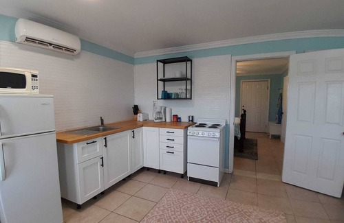George Town Apartment | Beachy apartment a few minutes walk to multiple beaches, including Jolly Hall!