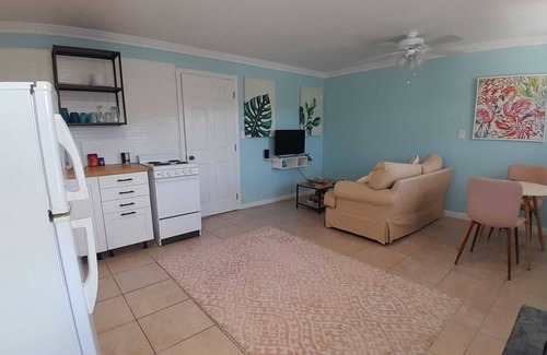 George Town Apartment | Beachy apartment a few minutes walk to multiple beaches, including Jolly Hall!