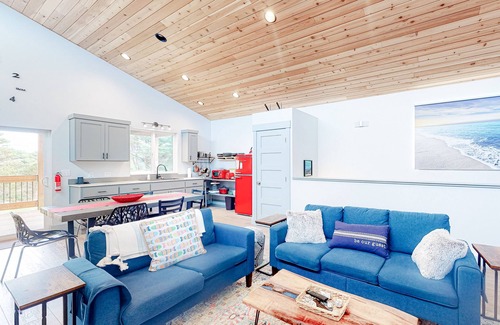 Bandon Apartment | Beachy, Dog-Friendly Home Near the Coast with Free WiFi & a Kitchenette