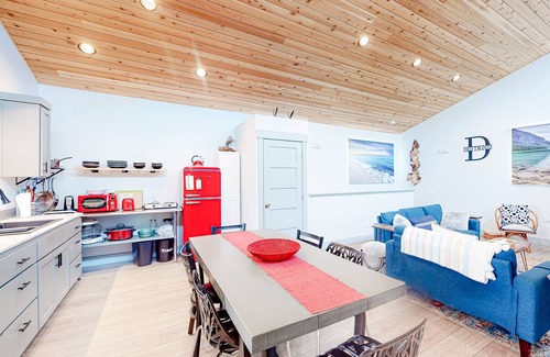 Bandon Apartment | Beachy, Dog-Friendly Home Near the Coast with Free WiFi & a Kitchenette