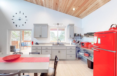 Bandon Apartment | Beachy, Dog-Friendly Home Near the Coast with Free WiFi & a Kitchenette