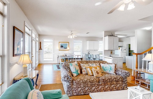 Audubon Place House | Beachy Duplex w/Full Kitchen, High-Speed WiFi, Central AC, and Washer/Dryer!