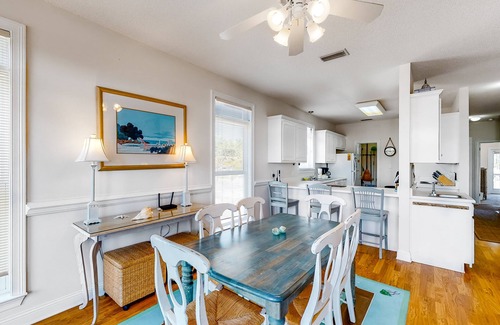 Audubon Place House | Beachy Duplex w/Full Kitchen, High-Speed WiFi, Central AC, and Washer/Dryer!