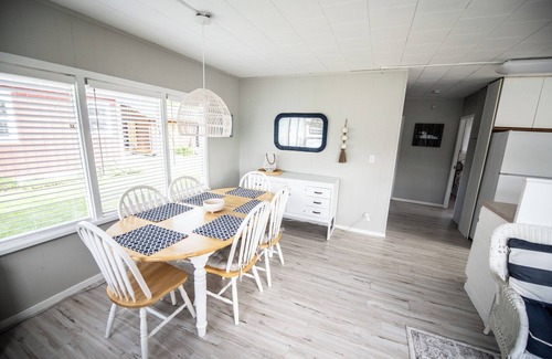 Scotch Creek Cabin | Beachy family cabin right on Shuswap Lake