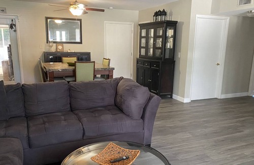 Forest Hills House | Beachy Holiday Home- 3/2 up to 5 guests