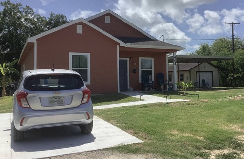 Long Mott House | Beachy Keen Cottage on XL lot with Fire Circle, 1.5 blocks from Bayfront & Pier