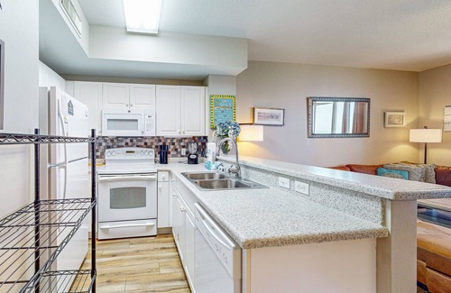 Miramar Beach Condo | Beachy oceanfront condo w/beach access, shared pools and hot tub, & free WiFi