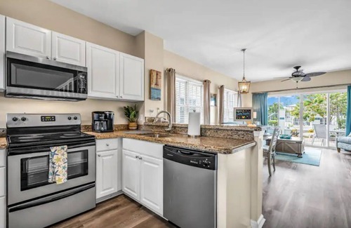 Marathon House | Beachy Townhome Perfect for a Warm Fall Getaway!