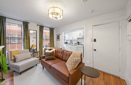 Beacon Hill Apartment | Beacon Hill Elegance: Modern Apt with Balcony, Fast WiFi, Steps to Cafes, MGH and Boston Commons!