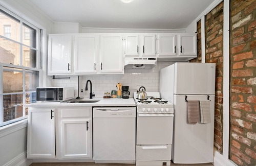 Beacon Hill Apartment | Beacon Hill Elegance: Modern Apt with Balcony, Fast WiFi, Steps to Cafes, MGH and Boston Commons!