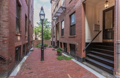 Beacon Hill Apartment | Beacon Hill Studio with Full Kitchen, Short Walk to MGH, Multiple Train Lines