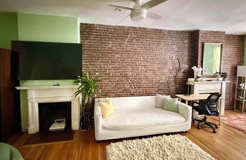 Beacon Hill Apartment | Beacon Hill Studio with Full Kitchen, Short Walk to MGH, Multiple Train Lines