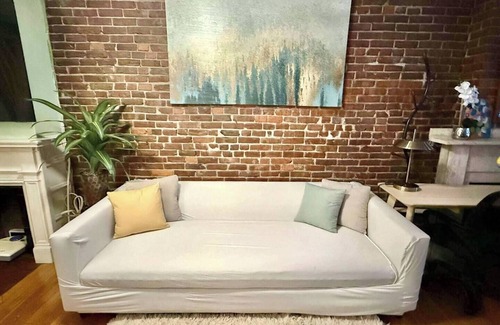 Beacon Hill Apartment | Beacon Hill Studio with Full Kitchen, Short Walk to MGH, Multiple Train Lines