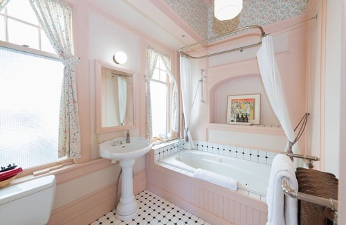 Fairfield Bed & Breakfast | Beaconsfield Inn