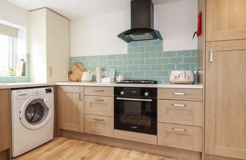 St. Columb Major Cottage | BEAGLE COTTAGE, pet friendly, with a garden in Fraddon