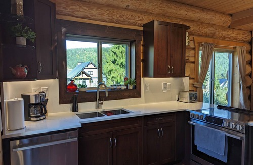 Hemlock Valley Ski Chalet | Bear Behind Lodge