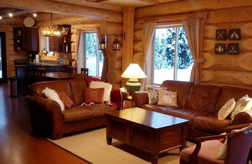 Hemlock Valley Ski Chalet | Bear Behind Lodge