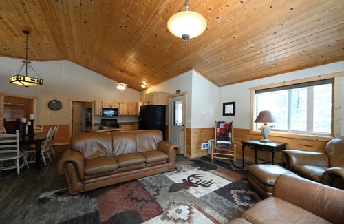 Island Park Cabin | Bear Bungalow | Sleeps 10 | 23 Minutes to Yellowstone