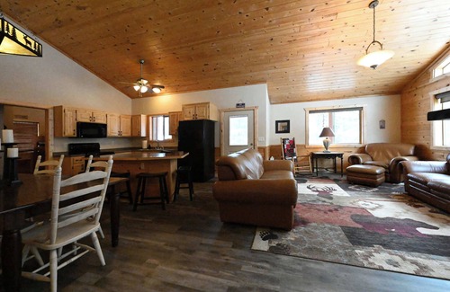 Island Park Cabin | Bear Bungalow | Sleeps 10 | 23 Minutes to Yellowstone