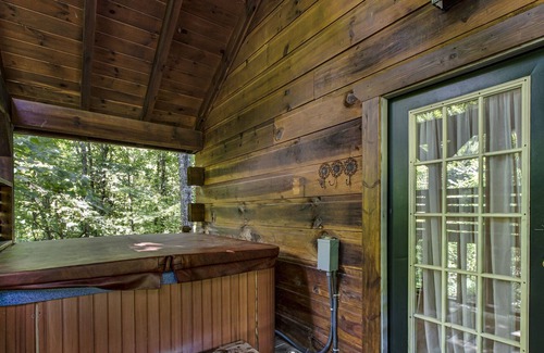 Tellico Plains Cabin | Bear Cabin with Hot Tub